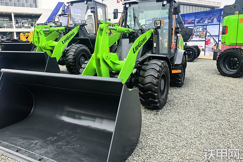 柳工820TE装载机整机外观