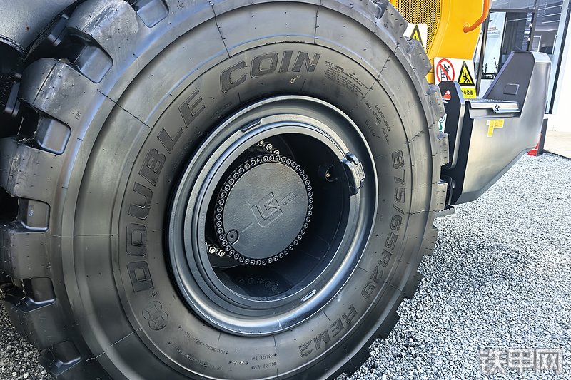 柳工890T装载机整机外观