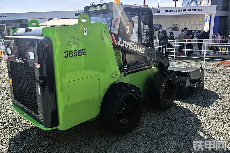 柳工385B-E滑移装载机整机外观