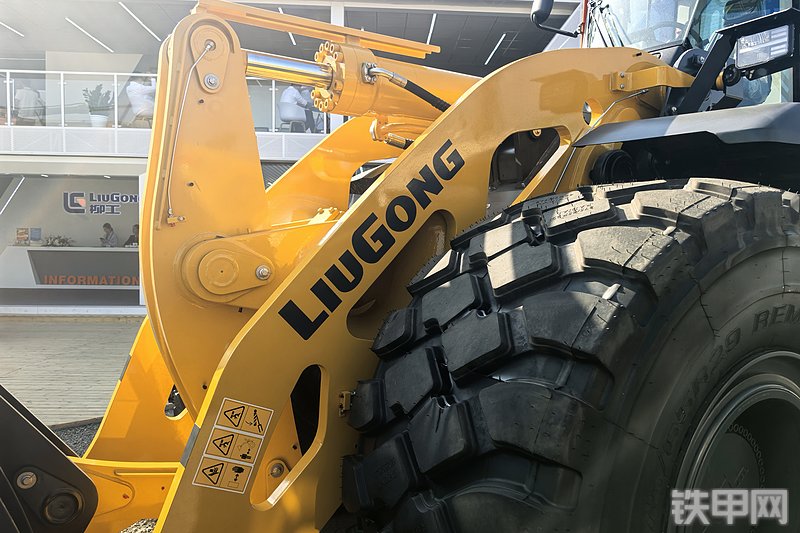 柳工890T装载机整机外观