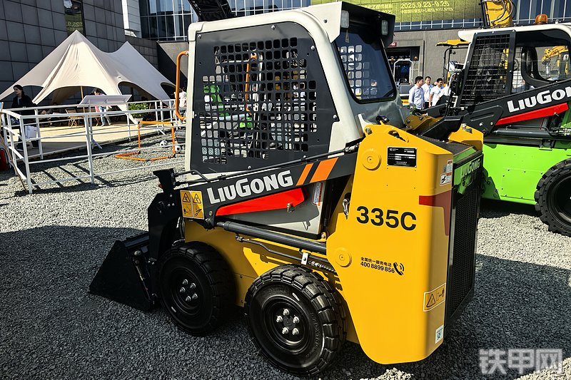 柳工335C滑移装载机整机外观