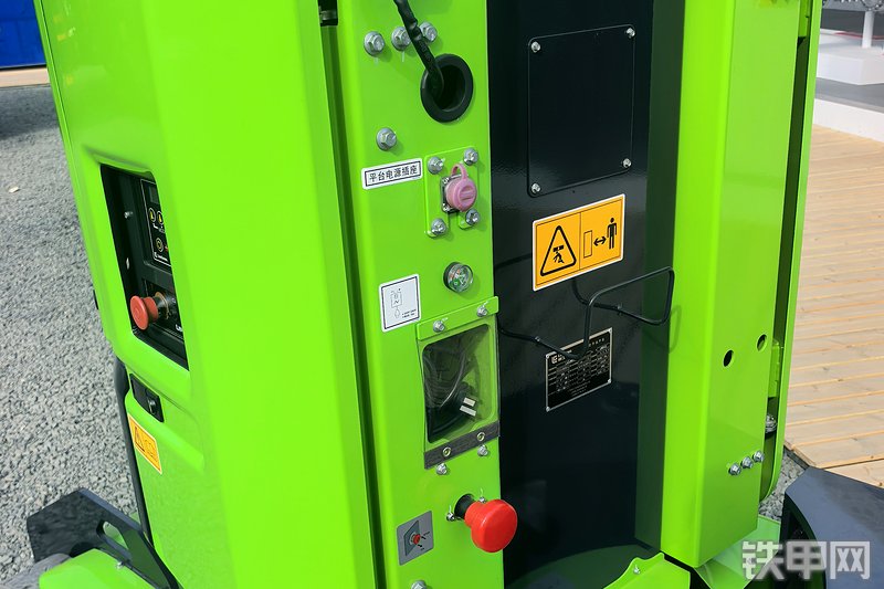 柳工LM09JE高空作业机械整机外观