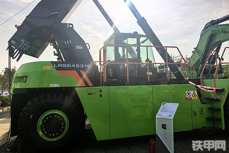 柳工LRSE4531E起重机整机外观