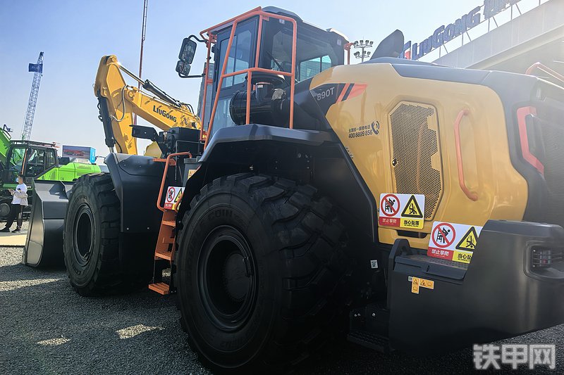 柳工890T装载机整机外观