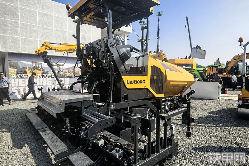 柳工506E沥青摊铺机整机外观