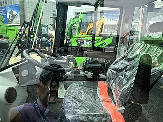 柳工820TE装载机整机外观