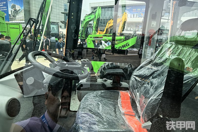 柳工820TE装载机整机外观