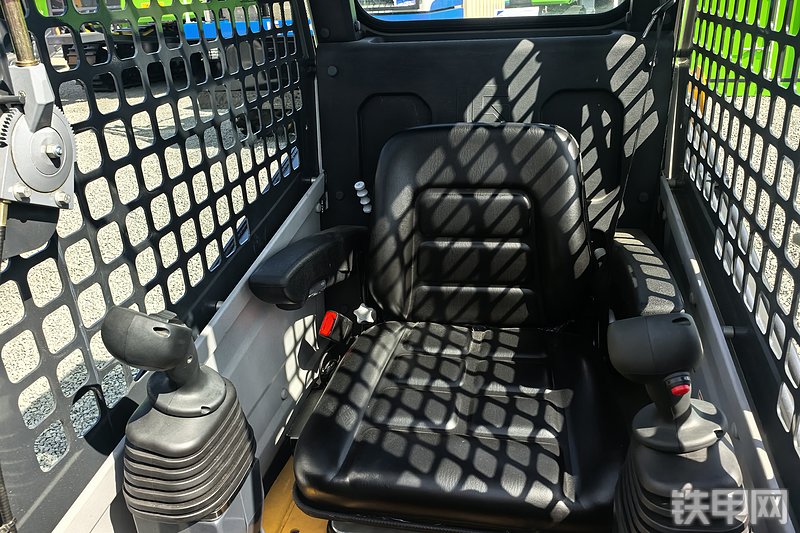 柳工335C滑移装载机整机外观