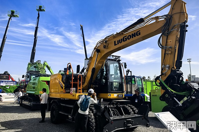 柳工915FW挖掘机整机外观