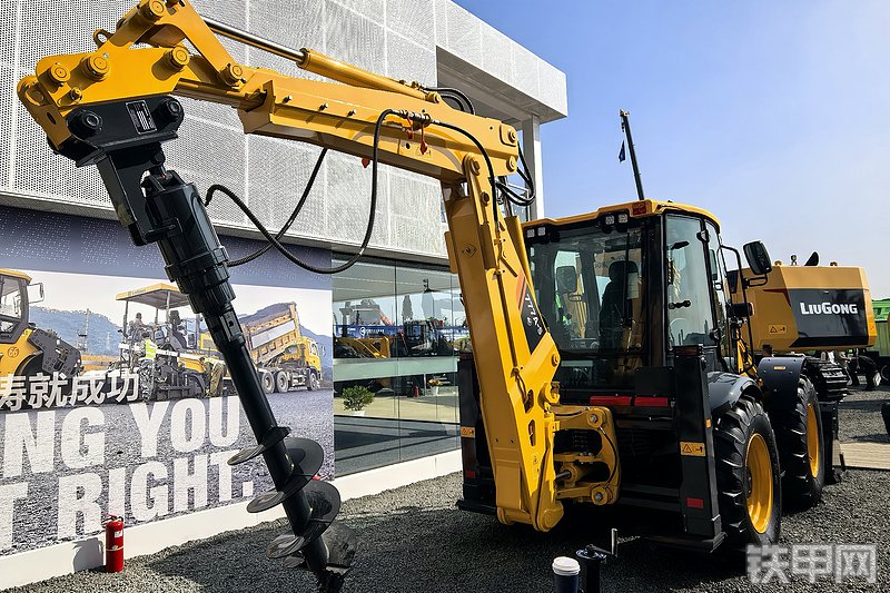 柳工777A-S MAX挖掘装载机整机外观