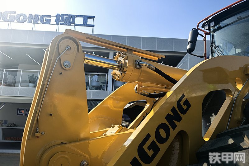 柳工890T装载机整机外观