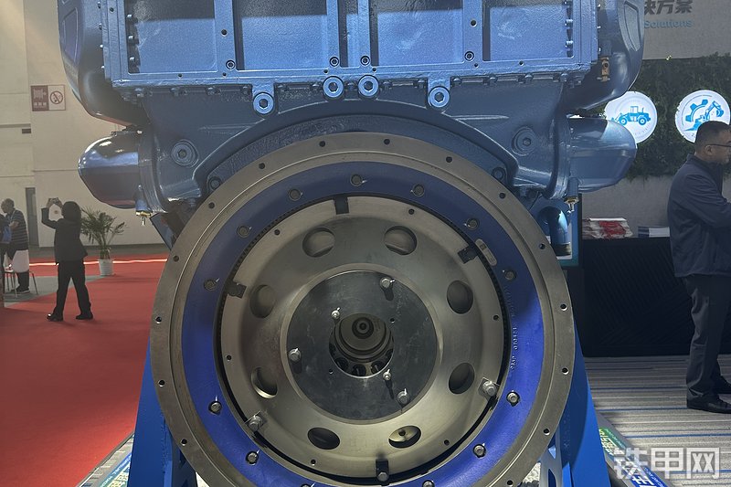 潍柴12M55发动机整机外观