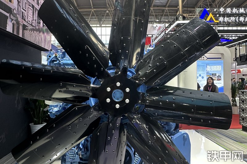 潍柴12M25发动机整机外观