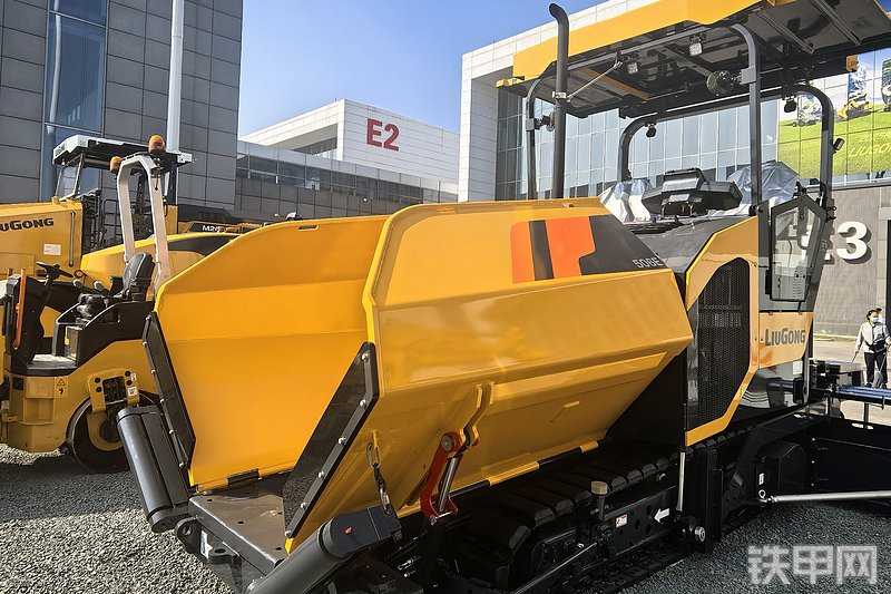 柳工506E沥青摊铺机整机外观