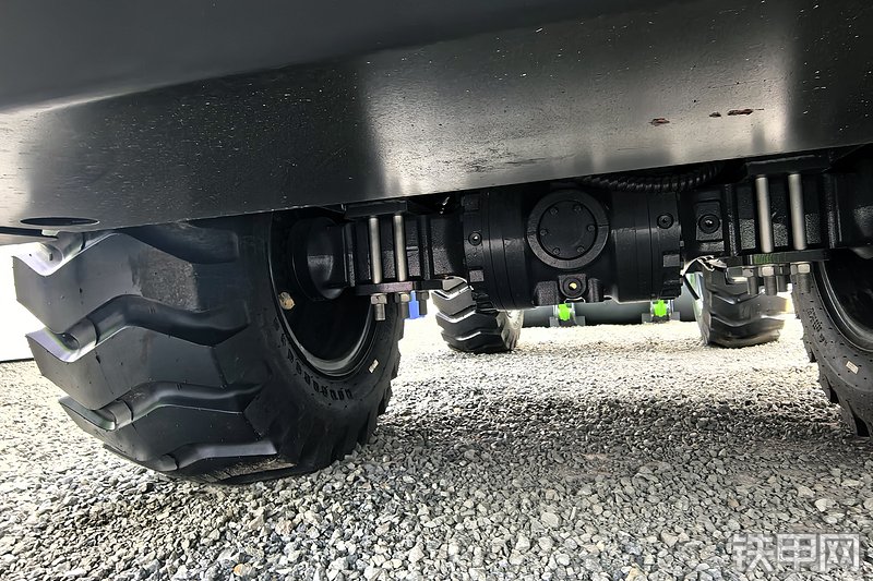 柳工820TE装载机整机外观