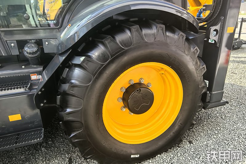 柳工777A-S MAX挖掘装载机整机外观