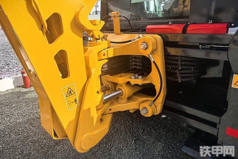 柳工777A-S MAX挖掘装载机整机外观