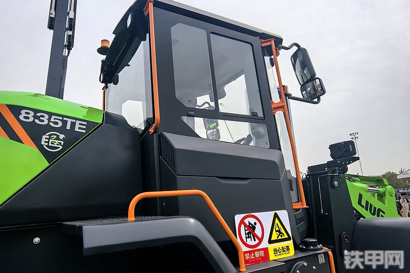 柳工835TE装载机整机外观