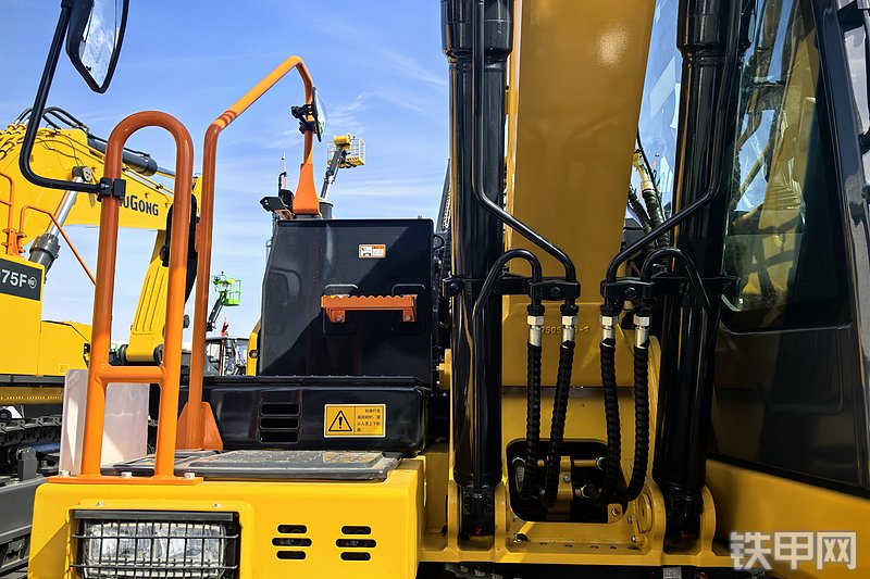 柳工915FW挖掘机整机外观