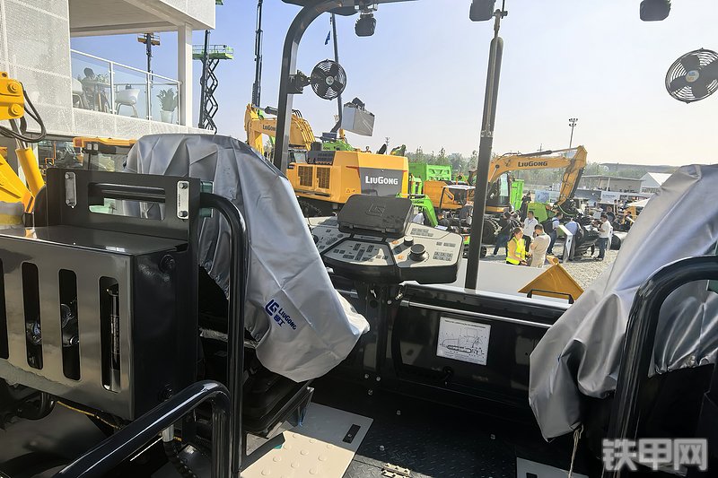 柳工506E沥青摊铺机整机外观