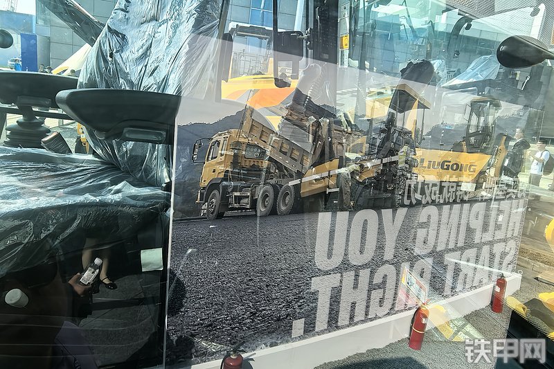 柳工777A-S MAX挖掘装载机整机外观