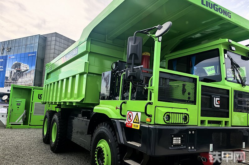 柳工DW105AE非公路自卸车整机外观