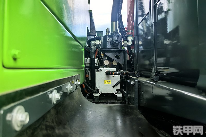 柳工DW105AE非公路自卸车整机外观