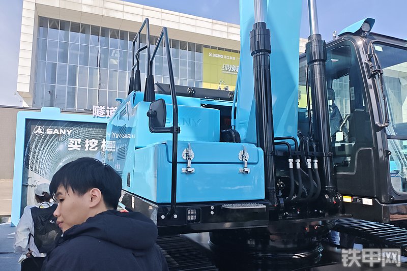 三一重工SY245E挖掘机整机外观
