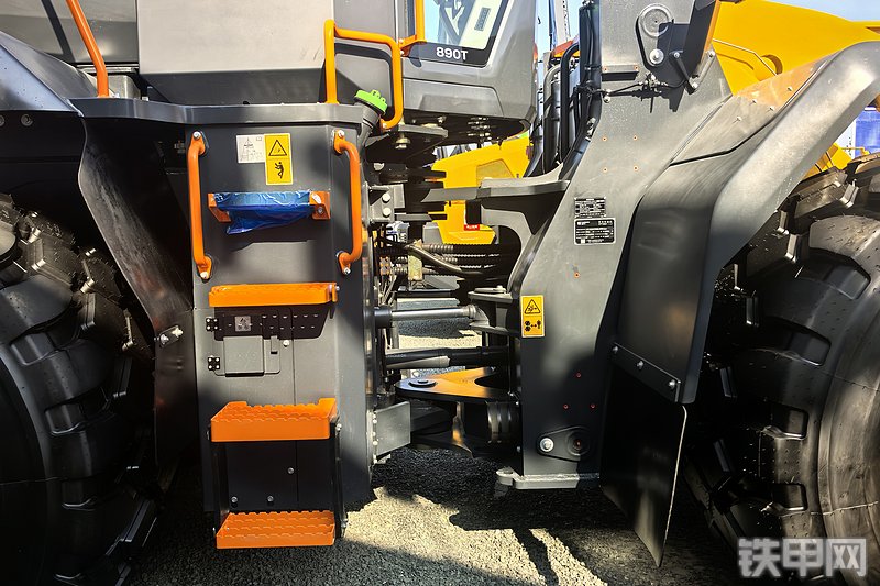 柳工890T装载机整机外观