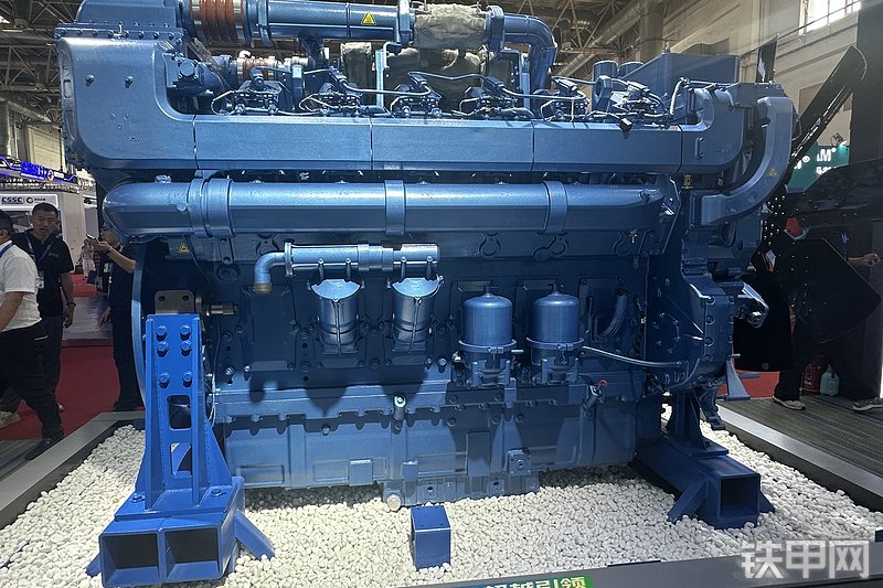 潍柴12M55发动机整机外观