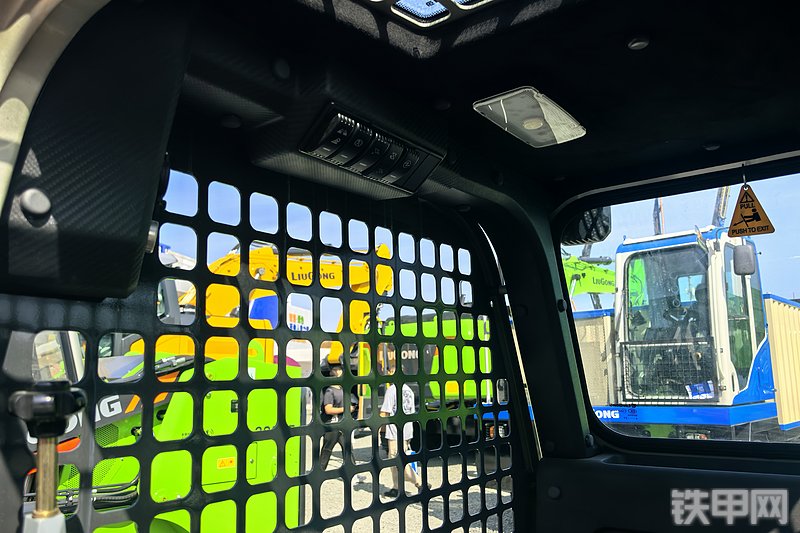 柳工335C滑移装载机整机外观