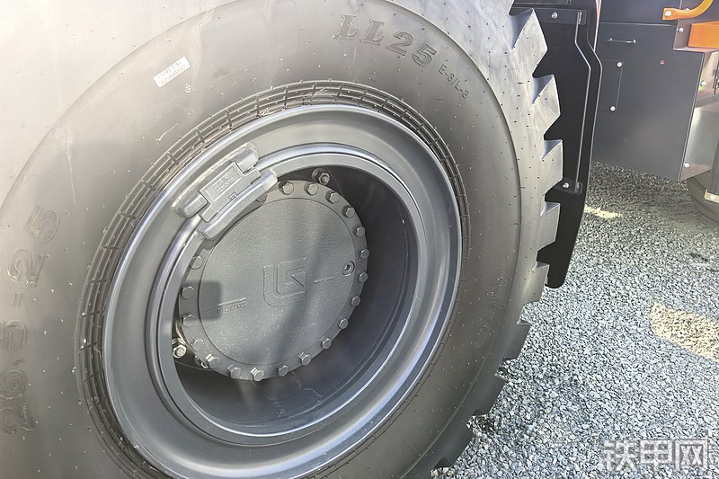 柳工862T装载机整机外观