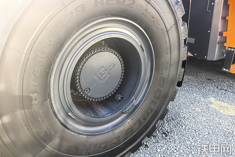 柳工890T装载机整机外观