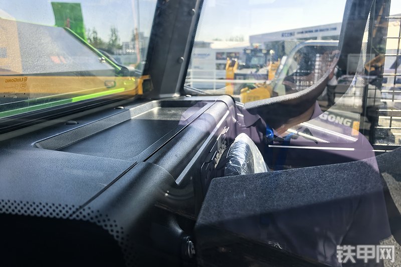 柳工385B-E滑移装载机整机外观