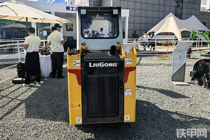 柳工335C滑移装载机整机外观