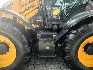 柳工777A-S MAX挖掘装载机整机外观