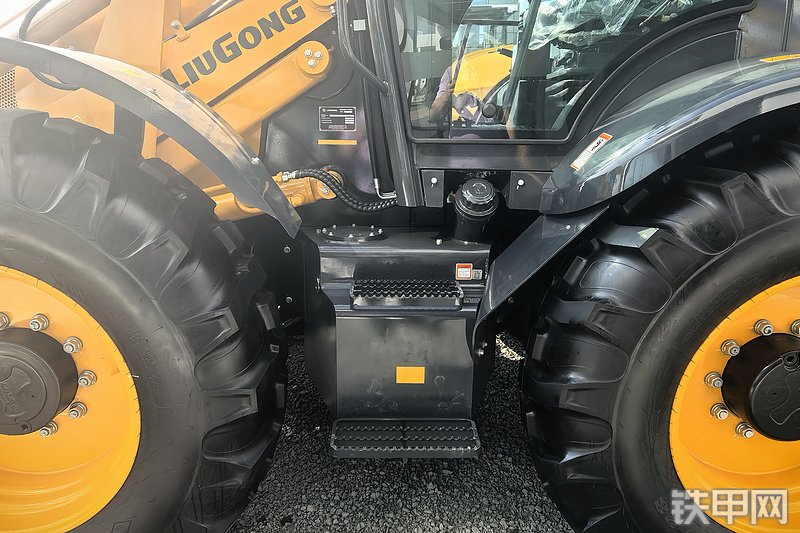 柳工777A-S MAX挖掘装载机整机外观