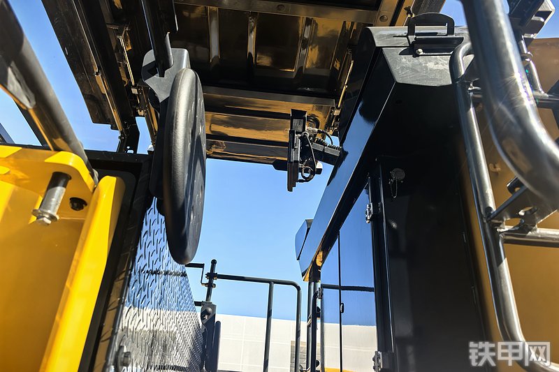 柳工M200E铣刨机整机外观