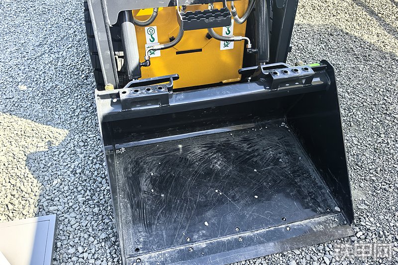 柳工335C滑移装载机整机外观