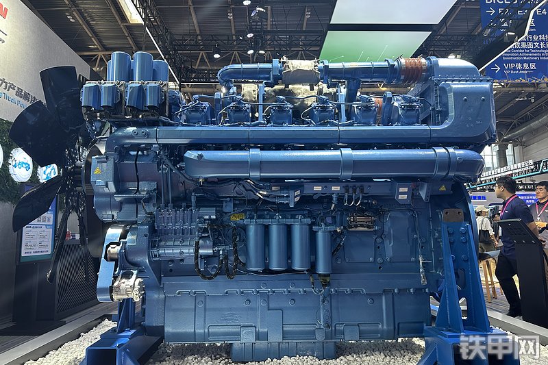 潍柴12M55发动机整机外观