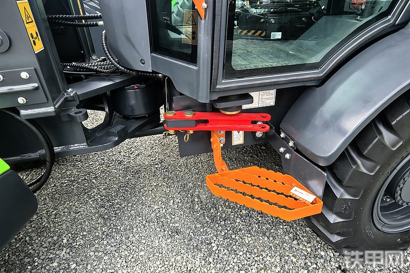 柳工820TE装载机整机外观