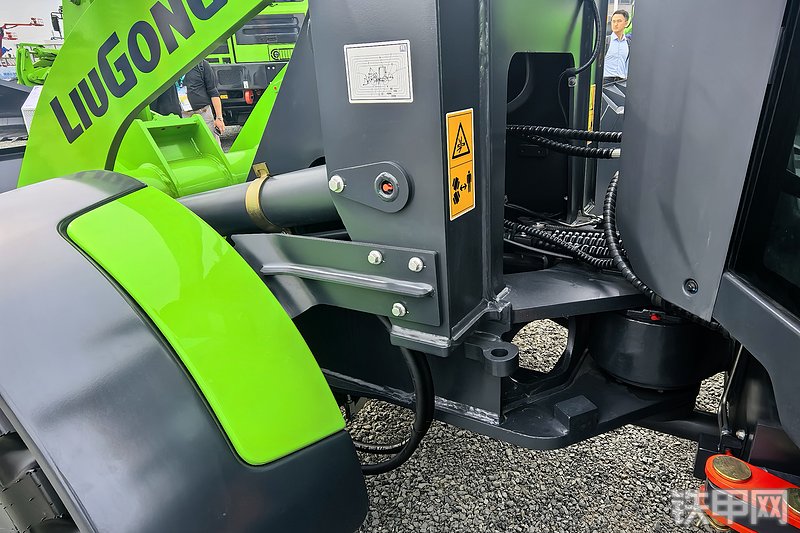 柳工820TE装载机整机外观