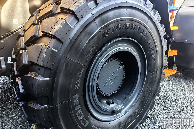 柳工890T装载机整机外观