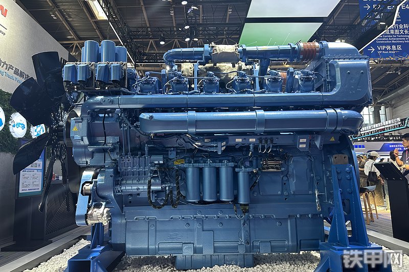 潍柴12M55发动机整机外观