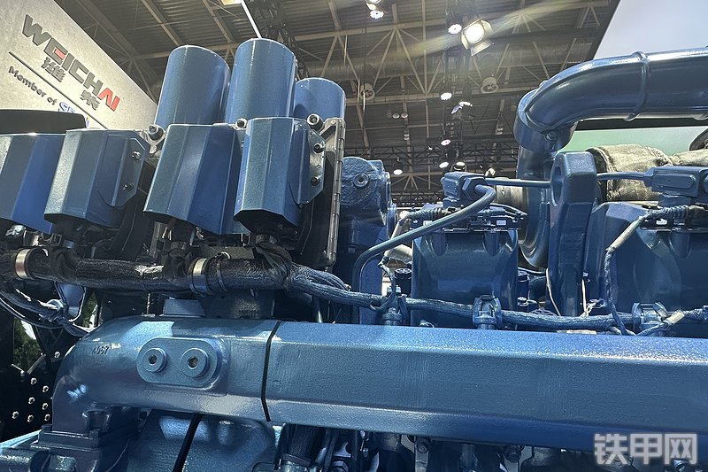 潍柴12M55发动机整机外观