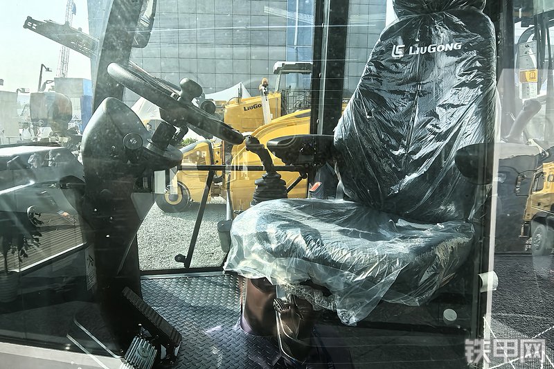 柳工777A-S MAX挖掘装载机整机外观