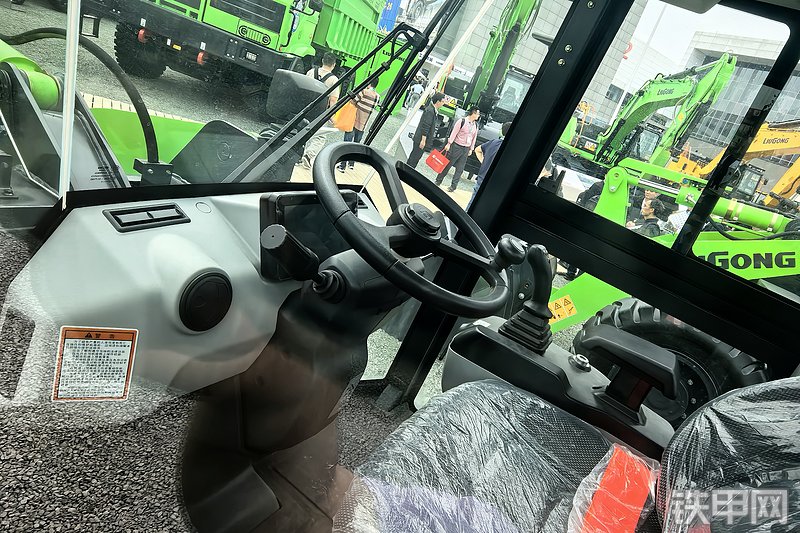 柳工820TE装载机整机外观