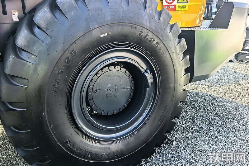 柳工862T装载机整机外观