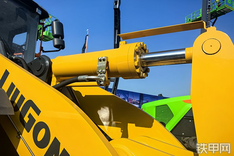 柳工862T装载机整机外观