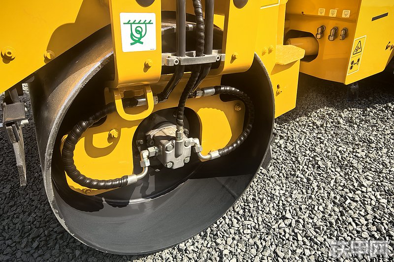 柳工6029F压路机整机外观